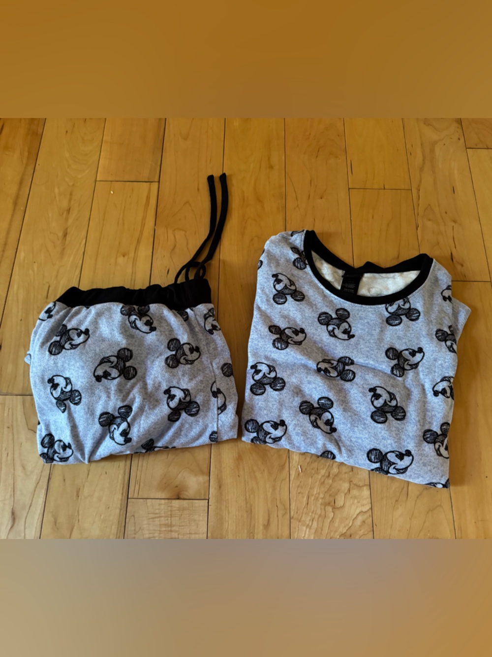 New—Disney Parks World Mickey Lounge set